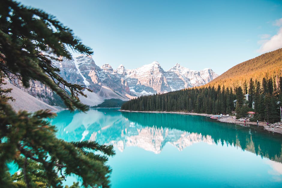 Idiličan pogled na Moraine Lake s planinama i šumama u Nacionalnom parku Banff, Kanada