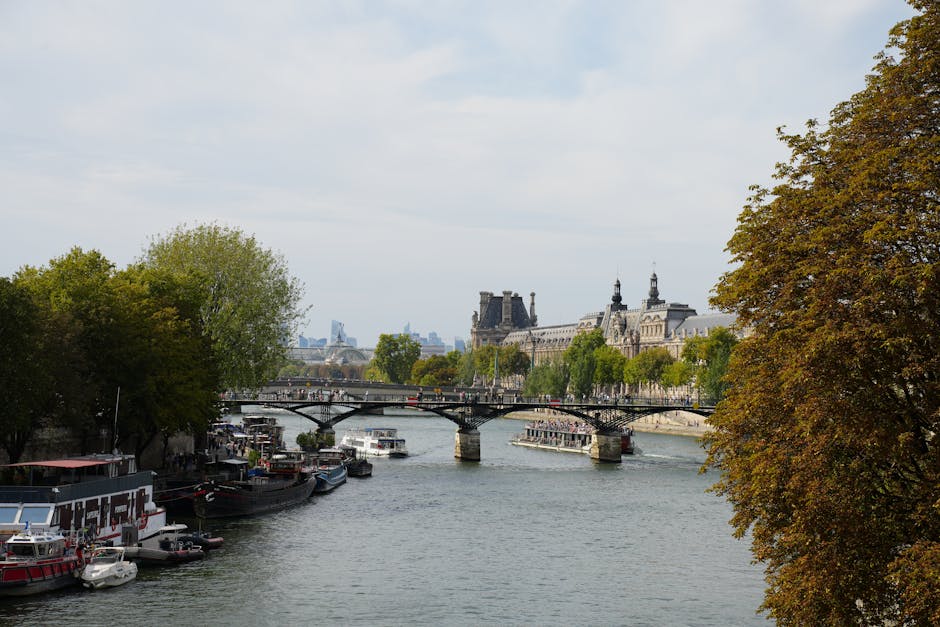 Miran pogled na Pont des Arts preko rijeke Seine u Parizu tijekom dana