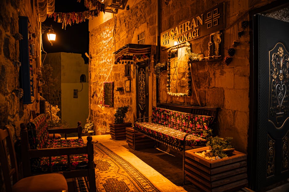 Toplo osvijetljena kamena ulica u Mardinu, Turska s dekorativnim sjedalima